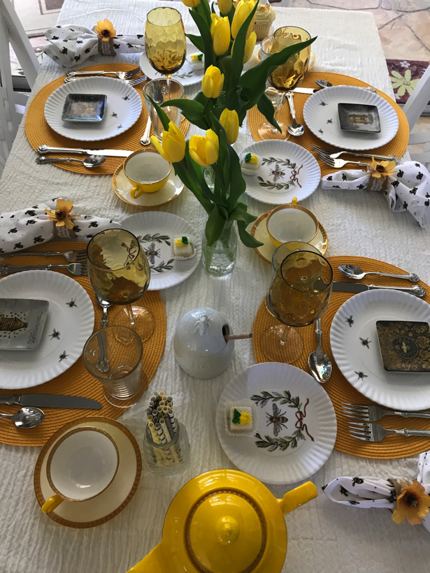 busy bee tablescape