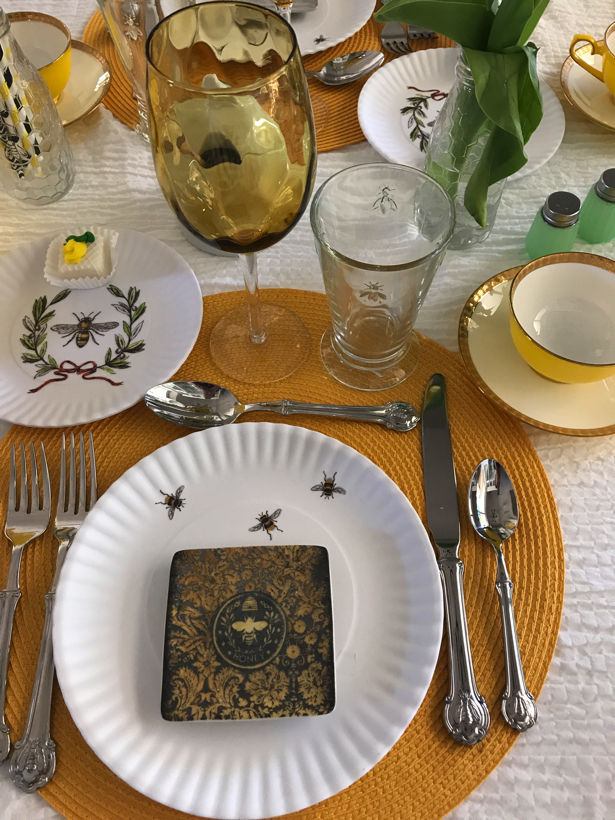 busy bee tablescape